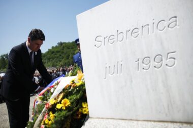 Zoran Milanović snimljen u Srebrenici 2012. godine, kao hrvatski premijer, u vrijeme dok još nije relativizirao genocid koji su ondje počinili bosanski Srbi / Foto Reuters
