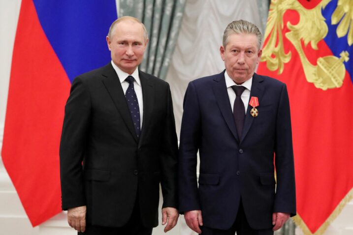 Ravil Maganov prima odličje od Vladimira Putina / Foto Reuters