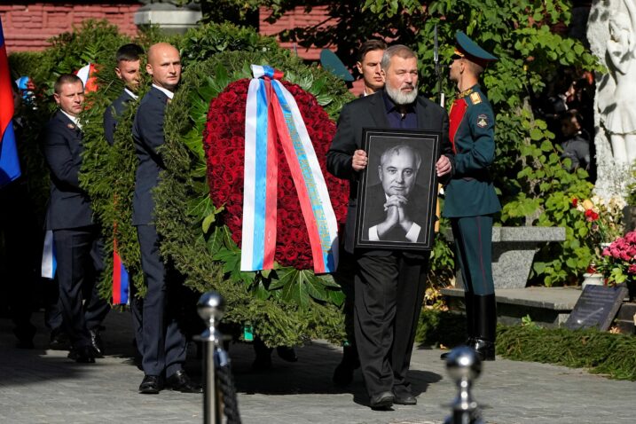 Dobitnik Nobelove nagrade novinar Dmitrij Muratov nosi portret pokojnog predsjednika Sovjetskog Saveza / Reuters