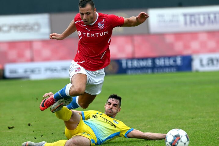 Andro Švrljuga u duelu s Lukom Mihaljevićem/Foto M. GRACIN