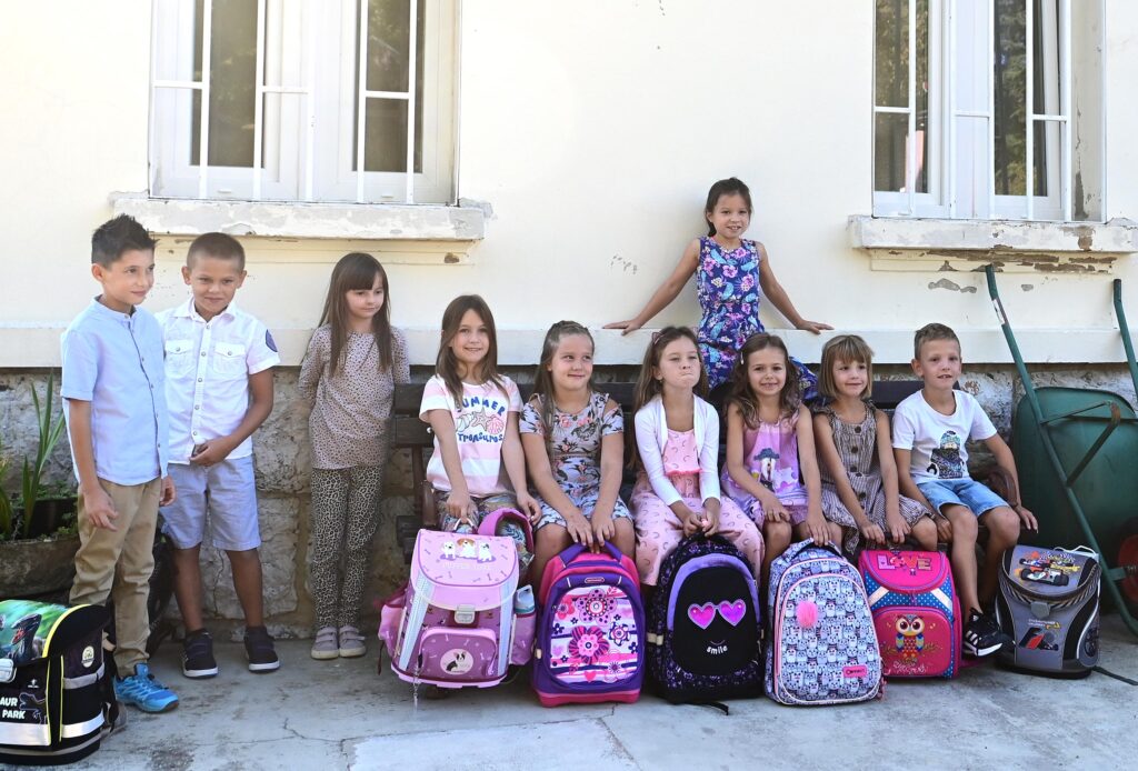 U Područnu školu u Veprincu je krenulo deset prvašića / Foto VEDRAN KARUZA