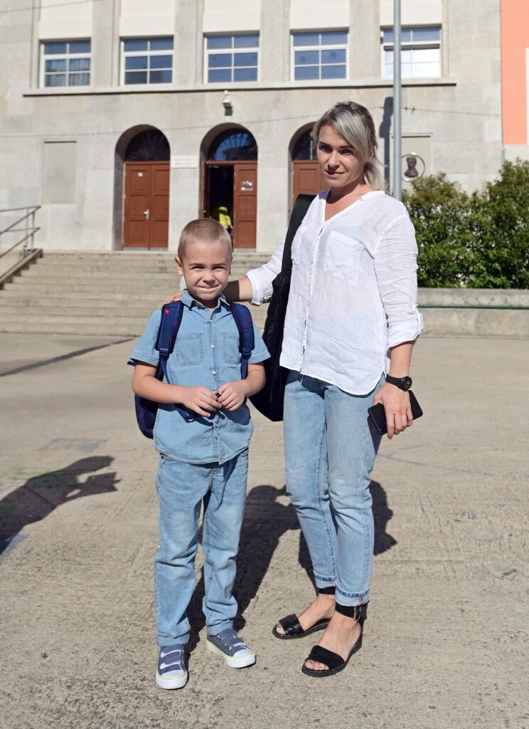 Umjesto u Hersonu, školovanje započeo u Rijeci – prvašić Ivan i mama Tatiana iz Ukrajine / Snimio V. KARUZA