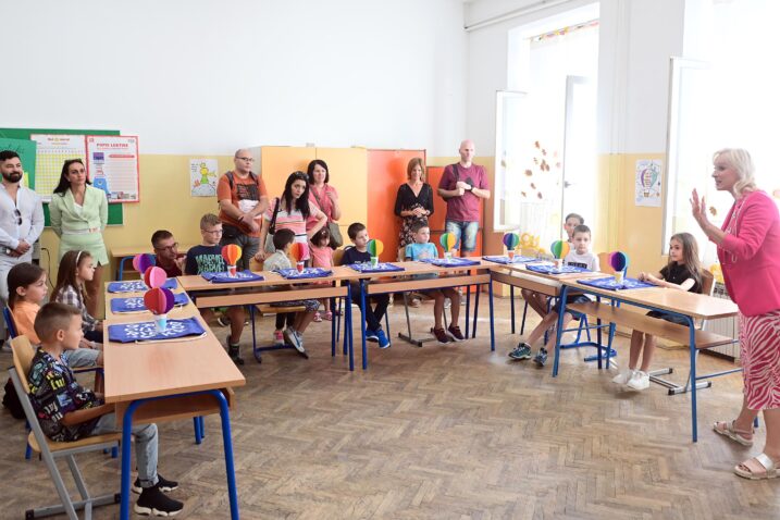 Uzbuđenje i veselje u OŠ Centar / Snimio VEDRAN KARUZA