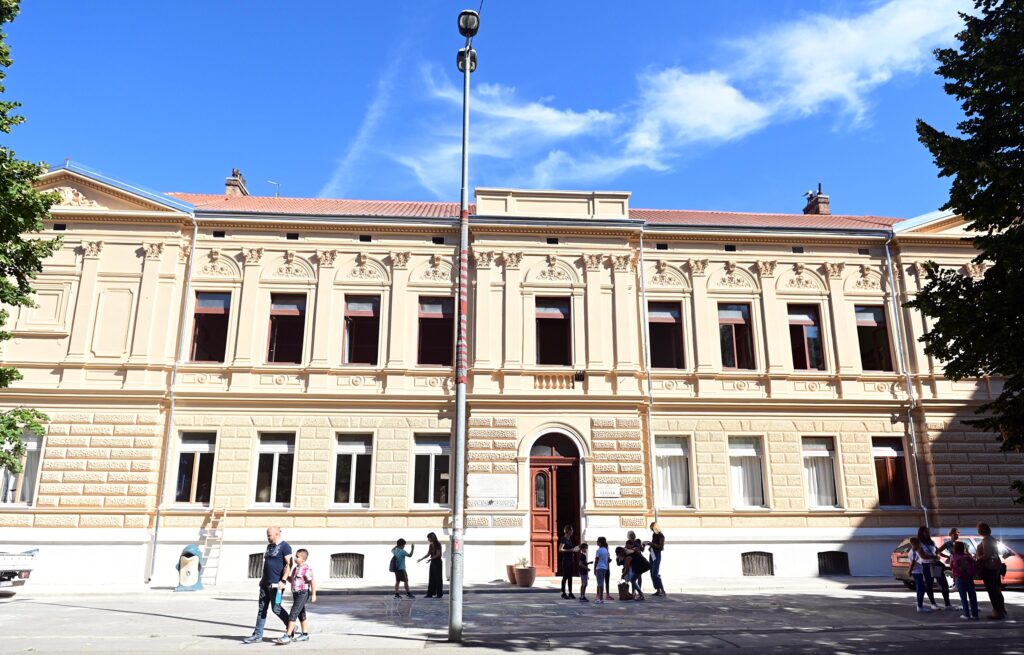 Ušminkana zgrada OŠ Centar / Snimio V. KARUZA