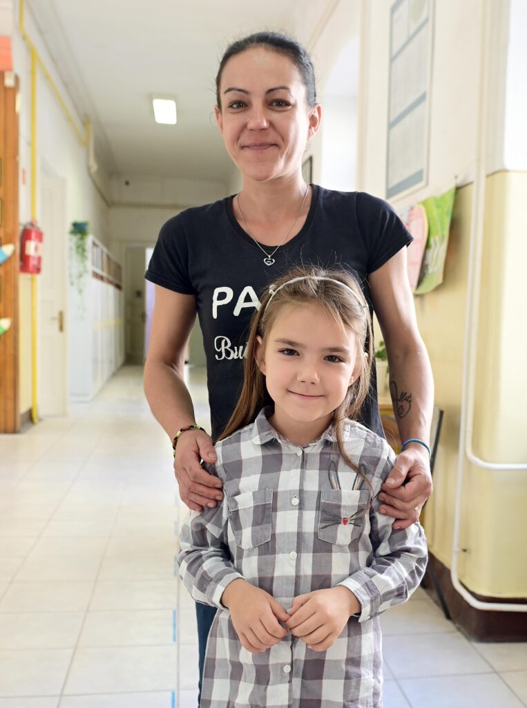 Sretne što je počela školska avantura – Maja Batarilo i mama Tanja Dobrijević / Snimio V. KARUZA