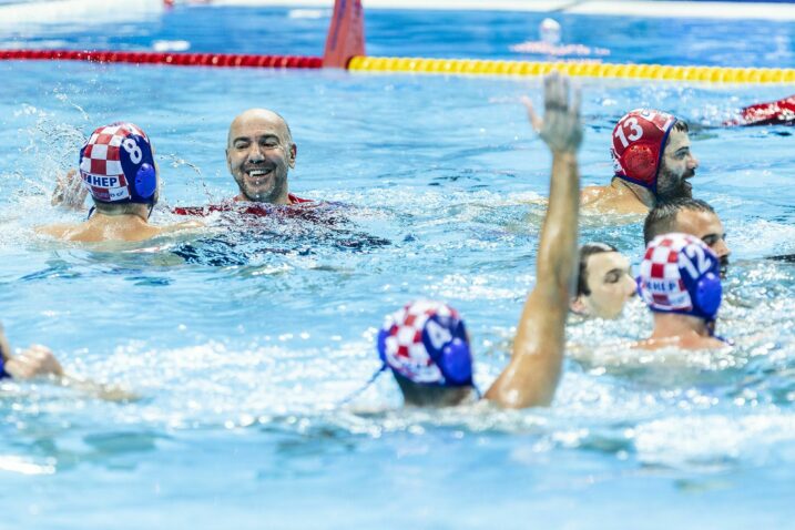 IZBORNIK I ZLATNI DEČKI - Ivica Tucak završio je u bazenu s igračima/Foto PIXSELL