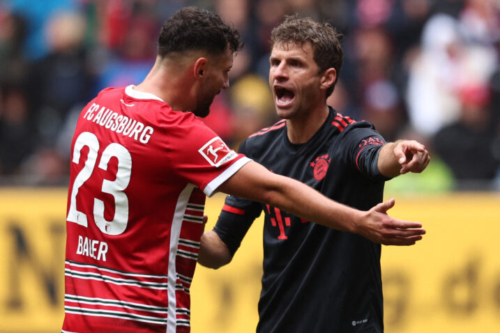 Maximilian Bauer (Augsburg) i Thomas Muller (Bayern)/Foto REUTERS
