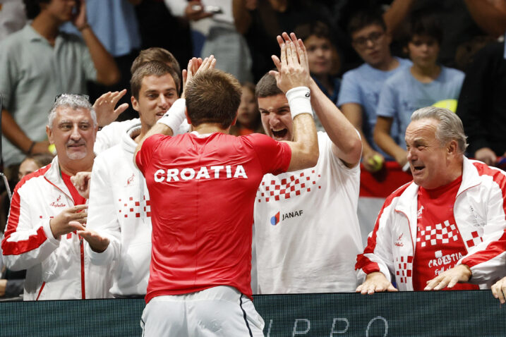 Borna Ćorić i reprezentativni suigrači /Foto REUTERS