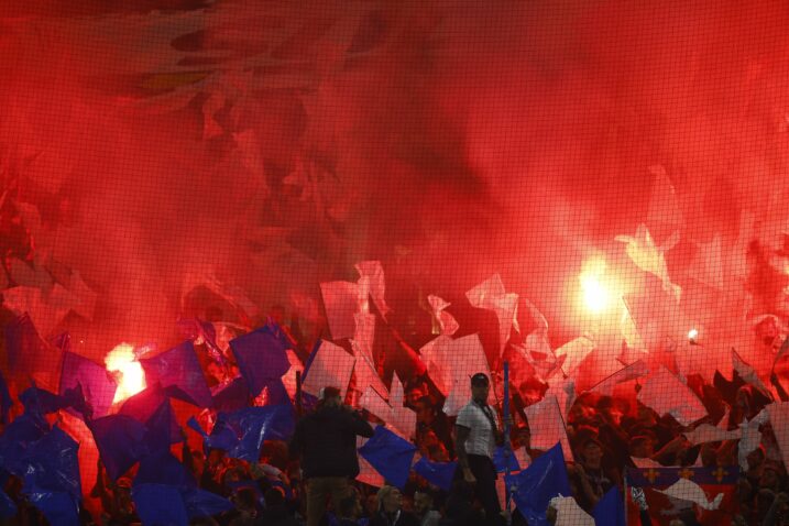 Baklje nisi više rijetkost na otočkim stadionima/Foto REUTERS