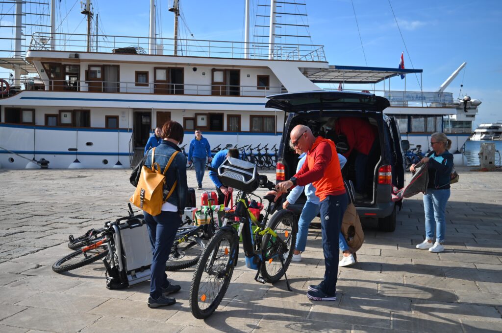 Za flotu jedrenjaka i malih kruzera minhenske agencije ID Riva tours dobra je turistička posezona u punom jeku / Snimio Mateo LEVAK