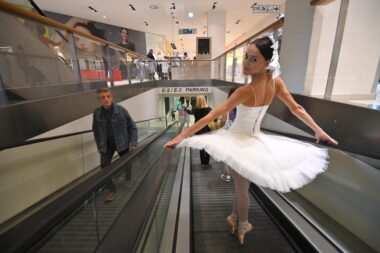 Balerina na eskalatoru / Snimio Mateo LEVAK