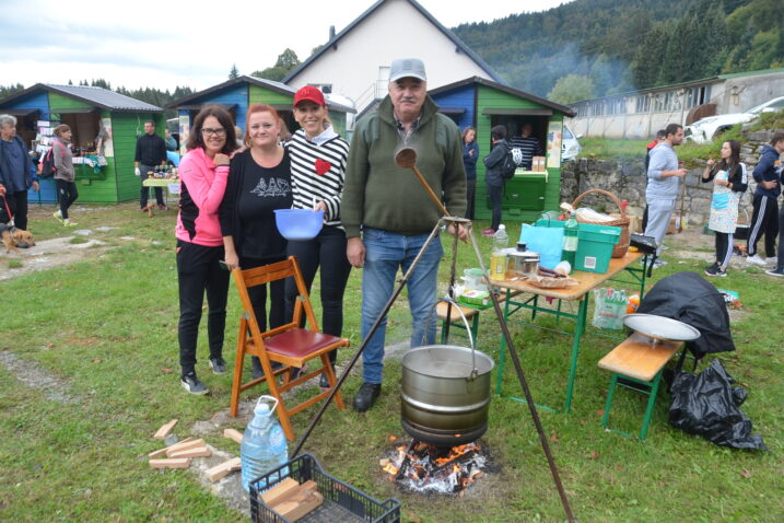 U kuhanju kotlića ogledala se i saborska zastupnica Majda Burić i njena ravnogorska HDZ ekipa / Foto M. KRMPOTIĆ