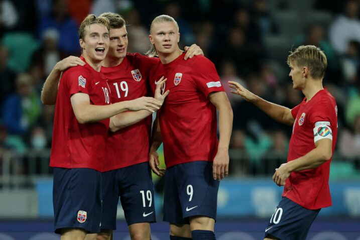 Erling Braut Haaland i suigrači iz norveške vrste/Foto REUTERS