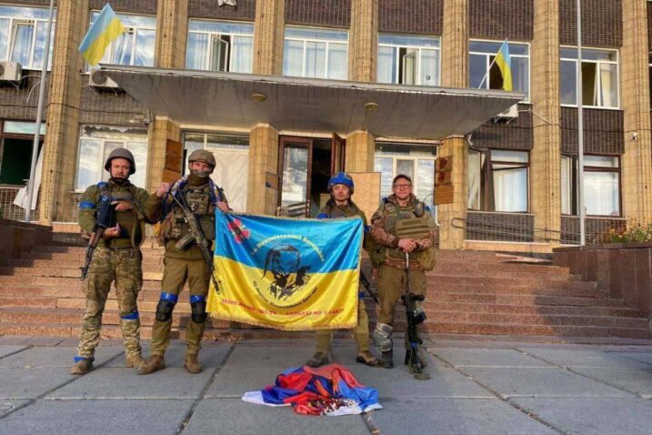 Pripadnici 1. bojne 92. mehanizirane brigade ukrajinske vojske u centru oslobođenog Kupjanska / Foto Screenshot Twitter