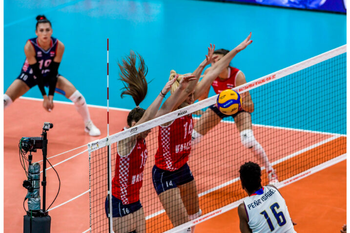 Lea Deak i Martina Šamadan pokušavaju blokom zaustaviti Penu Isabelu Paolu/Foto FIVB