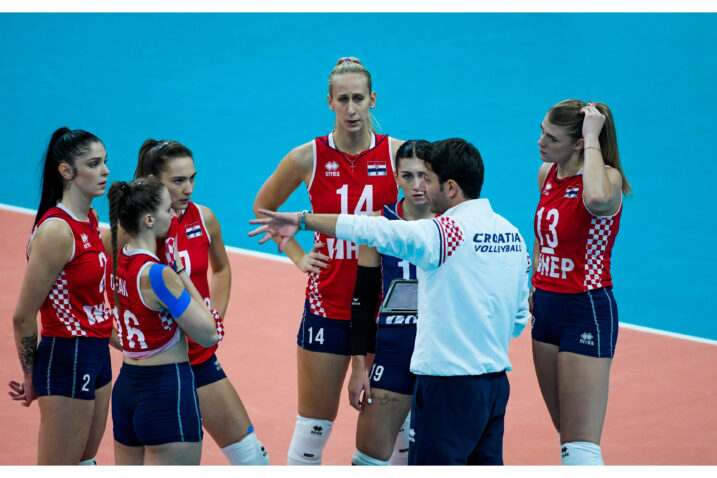 Hrvatske odbojkašice s izbornikom Ferhatom Akbasom/Foto FIVB