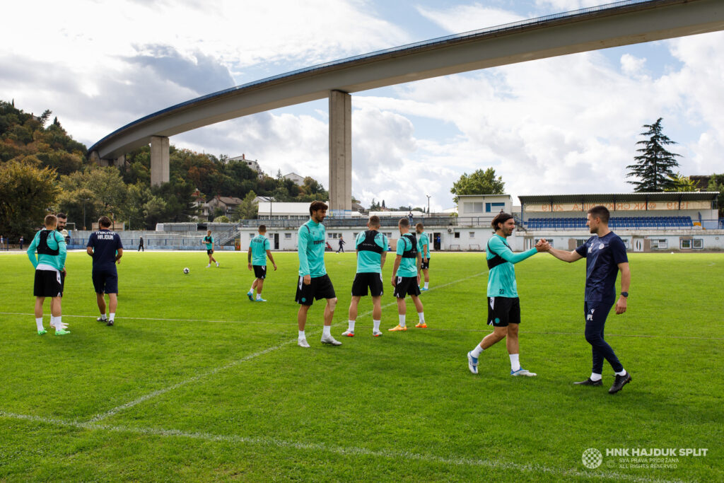 Splićani na Gradskom stadionu u Crikvenici/Foto Facebook Hajduk