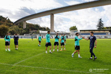 Splićani na Gradskom stadionu u Crikvenici/Foto Facebook Hajduk