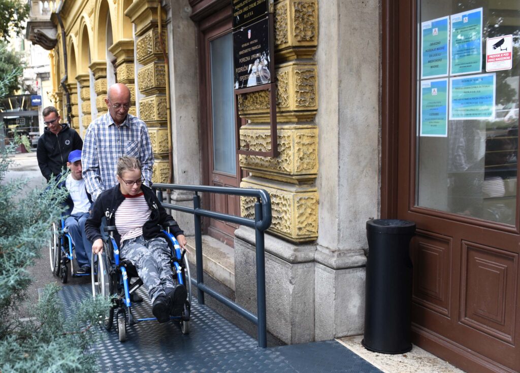 Uži centar Rijeke djelomično je prilagođen osobama s invaliditetom, no uvijek može bolje / Foto Marko Gracin