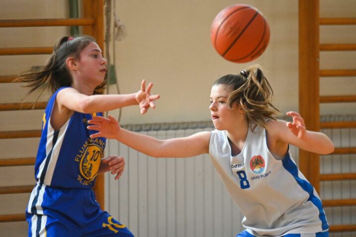 Mlade košarkašice FSV-a i Riječanke/Foto Arhiva NL