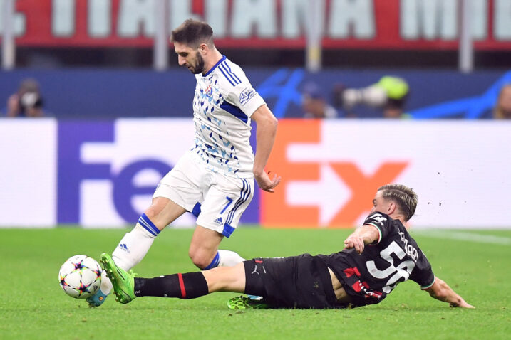 Luka Ivanušec u dvoboju s Alexisom Saelemaekersom/Foto REUTERS