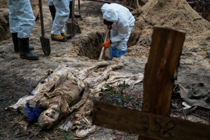 Grobnica u Iziumu / Reuters