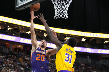 Dario Sarić i Thomas Bryant/Foto REUTERS