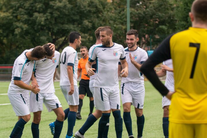 POGODAK ZA PRVI PRVENSTVENI BOD - Luka Šimičić prima čestitke suigrača/Foto A. KRIŽANEC