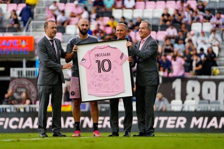 Gonzalo Higuian dobio je dres za uspomenu uoči oproštajne utakmice/Foto REUTERS