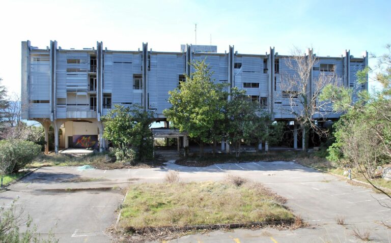 Haludovo, odnosno ostaci nekadašnjeg hotela Palace / Foto M. TRINAJSTIĆ