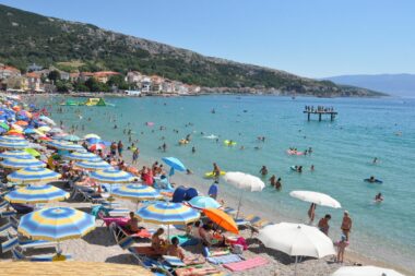 Jedan od najatraktivnijih simbola Baške – Vela plaža / Foto M. TRINAJSTIĆ