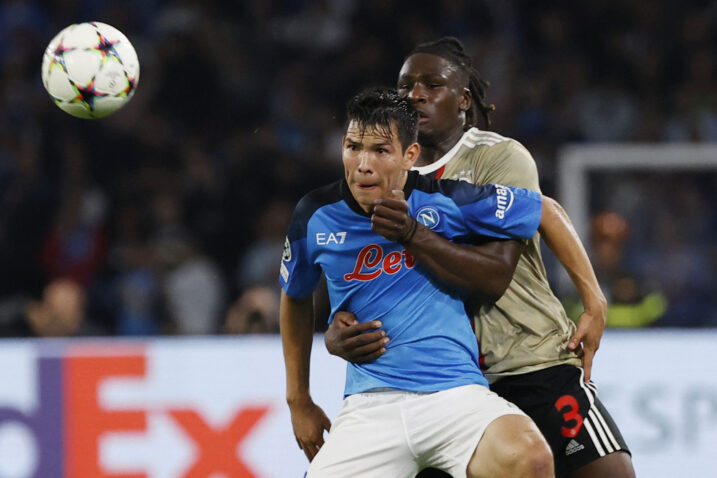 Hirving Lozan (Napoli) i Calvin Bassey (Ajax)/Foto REUTERS