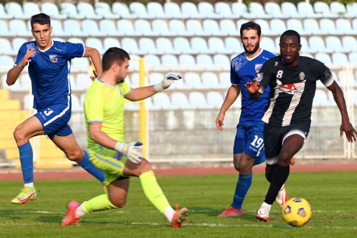 Basit Akinola Jabita ispred pričuvnog vratara Zagorca Danija Vinceljaka/M. GRACIN
