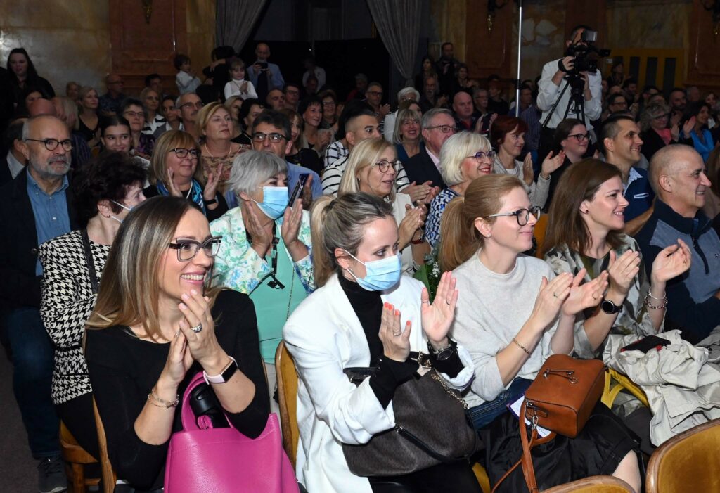 Oduševljena publika zbor je pozvala na bis / Snimio Marko GRACIN