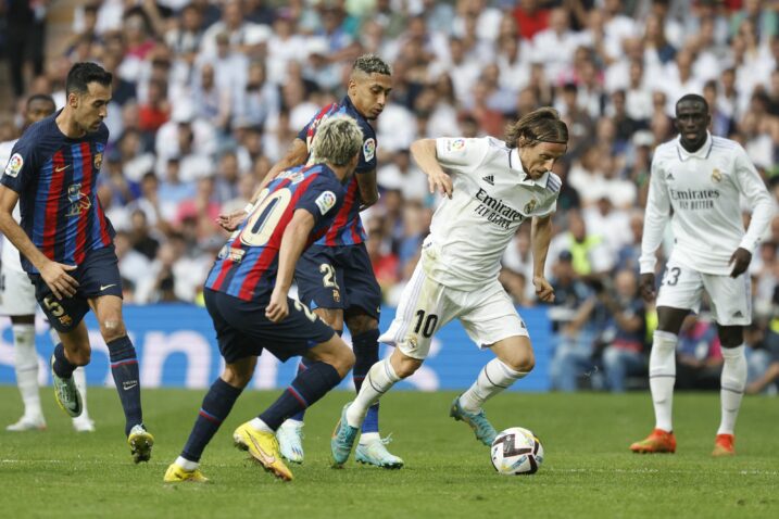 Luka Modrić ispred Sergija Roberta i Rapinhe/Foto REUTERS