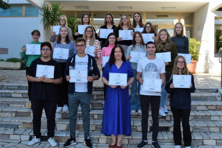 Krčki srednjoškolci i njihova ravnateljica s certifikatom ambasadora EP-a / Foto SŠ KRK