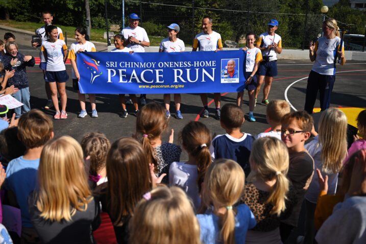 Sudionici Utrke mira na školskom igralištu / Foto M. LEVAK
