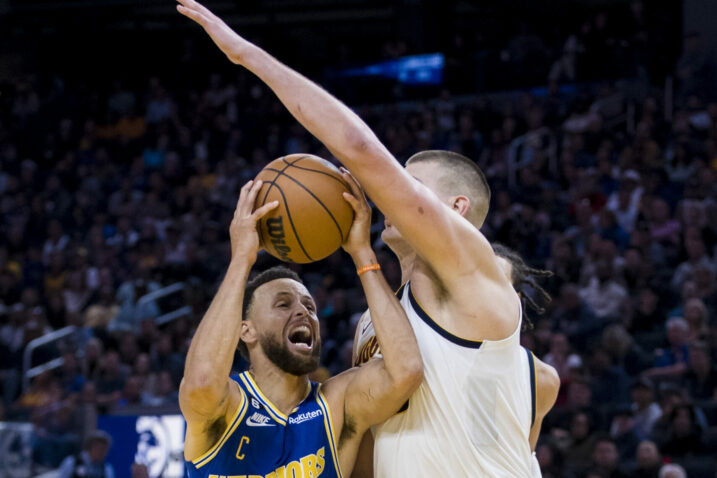 Nikola Jokić blokira Stephena Curryja/Foto REUTERS