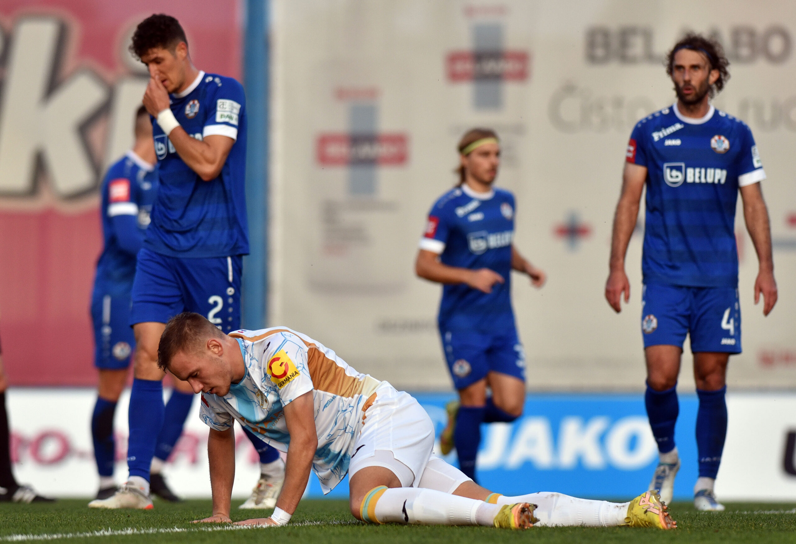 KORAK NAZAD Rijeka nemoći i straha u labirintu neuspjeha i zabluda ...