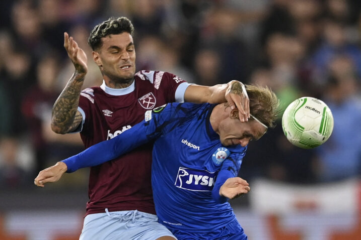 Gianluca Scamacca (West Ham) i Stefan Teitur Thordarson (Silkeborg)/Foto REUTERS