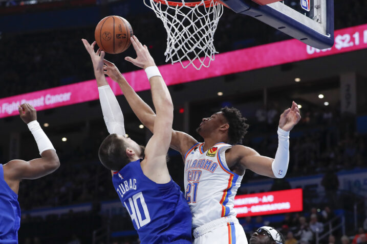 Ivica Zubac i Aaron Wiggins/Foto REUTERS