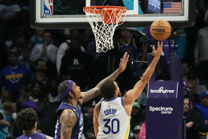 Stephen Curry i P.J. Washington/Foto REUTERS