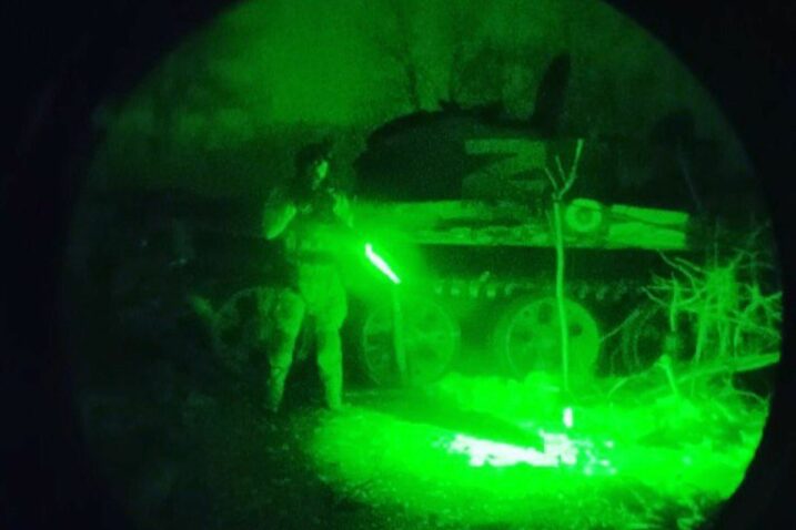 Pripadnik specijalnih postrojbi ukrajinskih marinaca 73. MTSSPO kraj zarobljenog antiknog ruskog tenka T-62 tijekom ofenzive prema Hersonu / Foto Screenshot Twitter