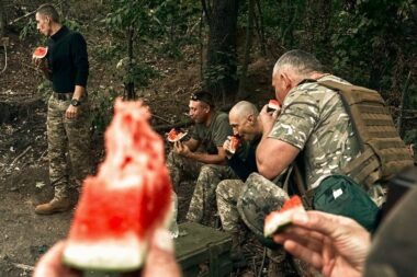 Ukrajinski vojnici jedu lubenice za vrijeme predaha na hersonskom bojištu. Lubenice su glavni poljoprivredni proizvod ove regije i postale su simbol ukrajinskog napredovanja za oslobođenje ovog važnog grada / Foto Screenshot Twitter
