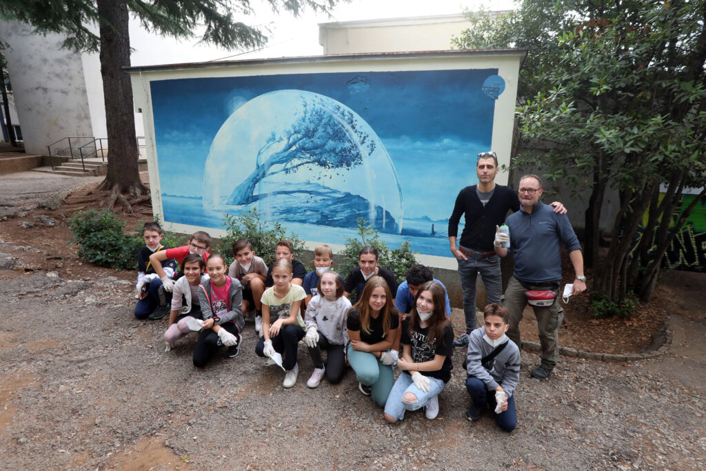 Autor murala Vladimir Tomić Mosk s učenicima OŠ Vežica / Foto Goran Kovacic/PIXSELL
