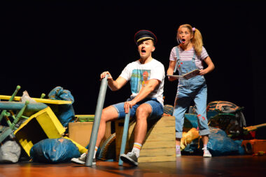 Scena iz predstave "Pale sam na svijetu"