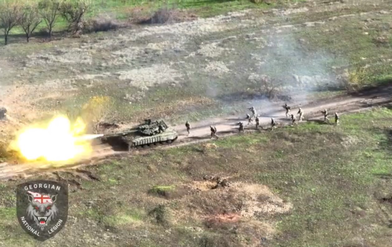 Военнослужащие. Штурм позиций. Солдаты россии на украине. Война на украине 2022 штурм мариуполя. Страйкбол перестрелка.