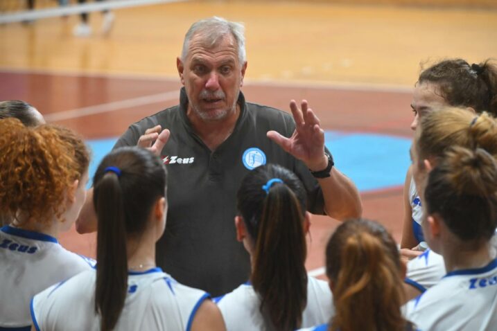 Trener Igor Lovrinov s igračicama/Foto M. LEVAK