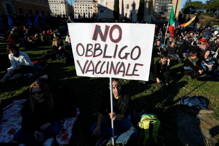 Jedan od prosvjeda protivnika cijepljenja u Rimu / Reuters