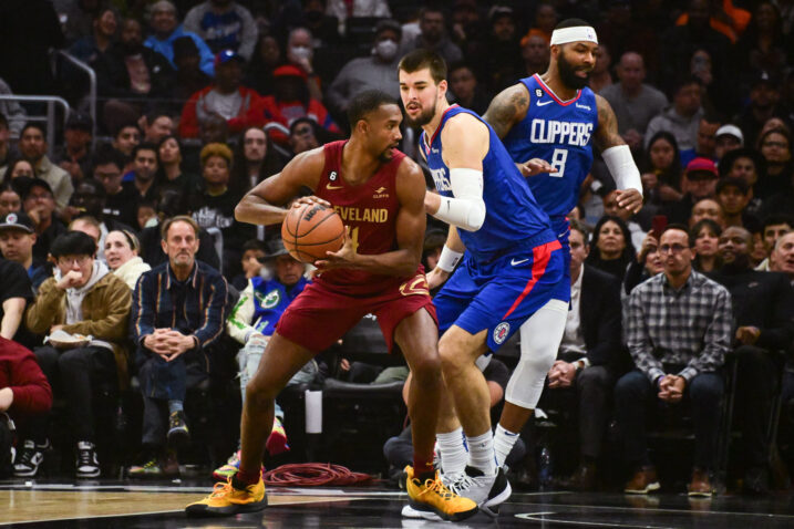 Evan Mobley (Cleveland) i Ivica Zubac (LA Clippers)/Foto REUTERS